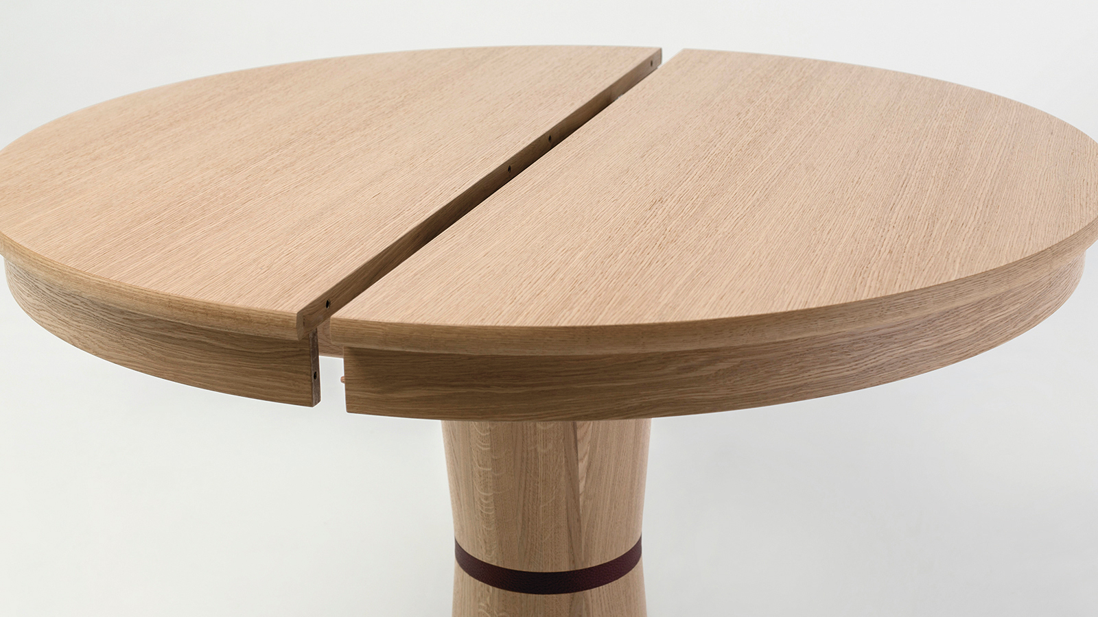 Стол обеденный раздвижной Kuzmar, 107(150)*107см, дуб, металл, кожа