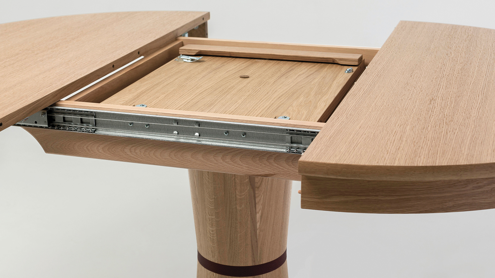 Стол обеденный раздвижной Kuzmar, 107(150)*107см, дуб, металл, кожа